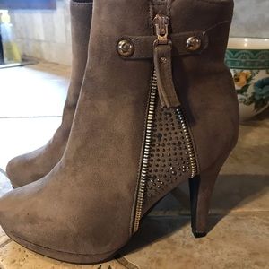 Women’s high heeled bootie